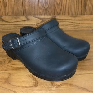 Dansko Women’s Ingrid Black Oiled Clogs
